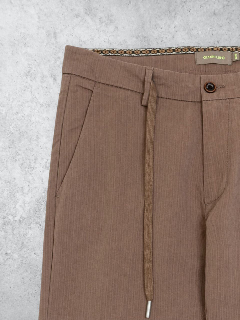 CHINO CON COULISSE GESSATO BROWN