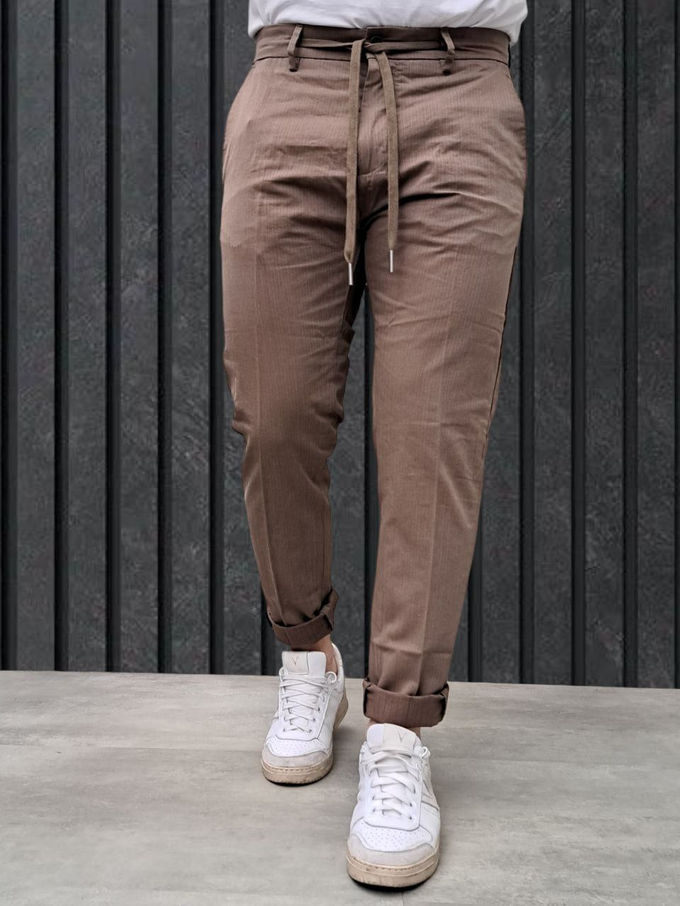 CHINO CON COULISSE GESSATO BROWN