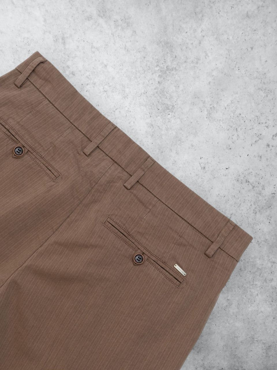 CHINO CON COULISSE GESSATO BROWN