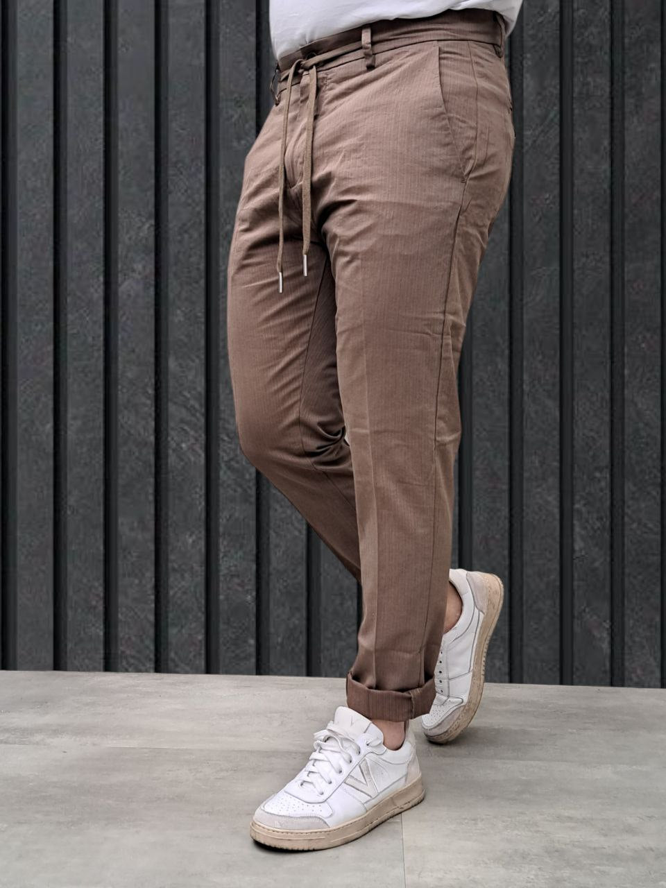 CHINO CON COULISSE GESSATO BROWN