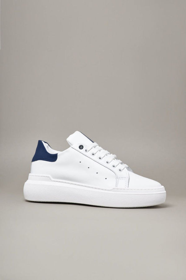 SNEAKER IN PELLE CONTRASTO BLU